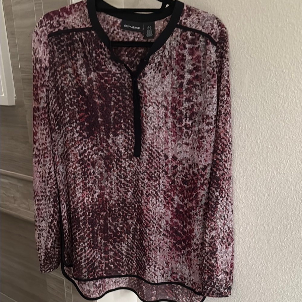 DKNY Women's beautiful long sleeve top blouse